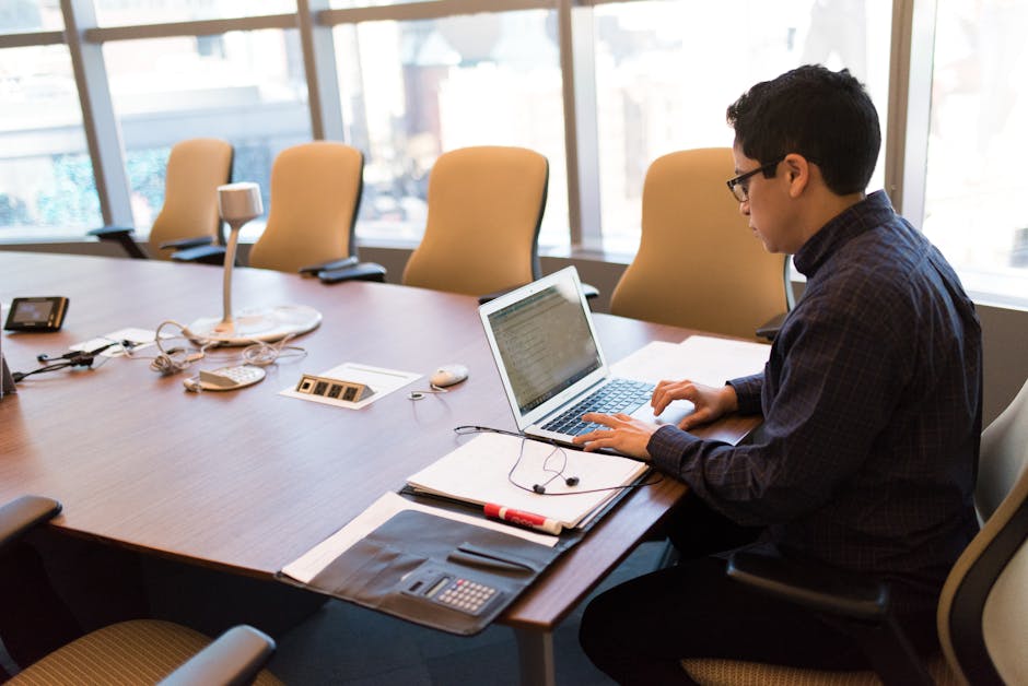 Employee reporting a suspicious email with one click at their office desk